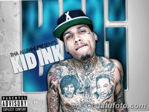 Фото тату с изображением Kid Ink на фоне ярких цветов. Портрет выполнен в реалистичном стиле с акцентом на его татуировки.