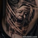 Фото тату фрагмента лица кричащего человека, выполненное в черно-белом стиле с использованием реалистичной прорисовки и эффекта разрыва кожи.