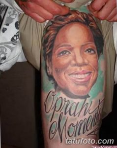 Фото тату: реалистичный портрет Опры Уинфри на предплечье, с надписью 'Oprah's Moments' и бирюзовым фоном. Идеально для поклонников медиа-персоны.