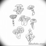 Черно-белый эскиз татуировки с изображением нескольких видов грибов. Линейный рисунок с детальной проработкой шляпок и ножек.