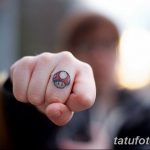 Фото тату на пальце с изображением Супер Марио, выполненное в ярких цветах. Маленький и забавный рисунок татуировки.