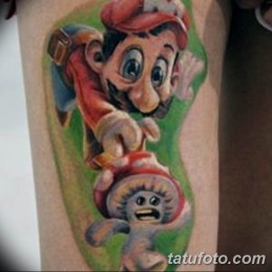 Фото яркой татуировки на руке с изображением Марио и Туда из игры Super Mario. Детализированный рисунок в стиле мультфильма.