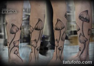 Фото тату на ноге: ряд черно-белых мухоморов с тонкими линиями и детальной проработкой. Минималистичный стиль, элегантный вид.