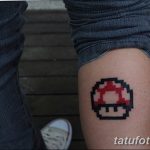 Фотография пиксельной татуировки на ноге с изображением гриба из игры Super Mario. Простой и стильный рисунок татуировки в стиле 8-bit.