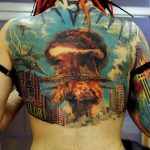 Фотография масштабной татуировки на спине с изображением разрушенного города и взрыва. Детализированный рисунок татуировки в стиле реализм.