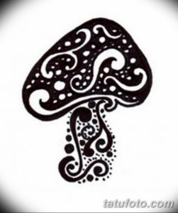 Черно-белый эскиз татуировки мухомора, выполненный в минималистичном стиле с использованием спиральных узоров и точек.