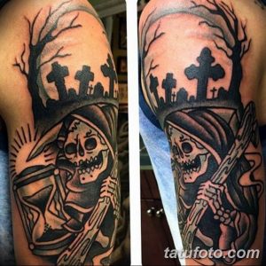 Фото тату на плече: классический рисунок жнеца с косой на фоне кладбища, выполненный в стиле олдскул с использованием черных контуров и минимального количества цветов.