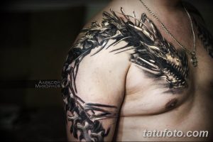 Фото тату: детализированная татуировка дракона, охватывающая плечо и часть груди, выполненная в реалистичном стиле.