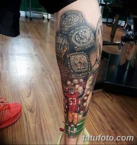 Фото тату на ноге с изображением игроков команды San Francisco 49ers, логотипов и чемпионских перстней. Детализированный рисунок татуировки.