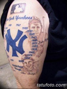 Фото тату на руке с изображением портрета бейсболиста и логотипа команды 'New York Yankees'. Реалистичный рисунок в синих и белых тонах.