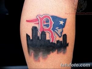 Фото тату на руке с изображением логотипа Red Sox на фоне силуэта города. Стильный и лаконичный рисунок для поклонников бейсбола.