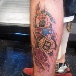 Фото татуировки на ноге с изображением логотипов спортивных команд Boston Celtics и Boston Red Sox. Яркий и детализированный рисунок для фанатов спорта.