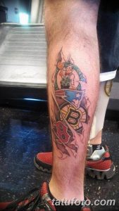 Фото татуировки на ноге с изображением логотипов спортивных команд Boston Celtics и Boston Red Sox. Яркий и детализированный рисунок для фанатов спорта.