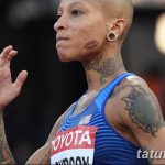 Фото татуировок на лице, шее и теле спортсменки. Необычный и смелый выбор рисунков, подчеркивающий индивидуальность.