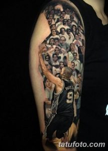 Фото тату на руке: реалистичное изображение баскетболиста, забивающего мяч, в окружении ликующих болельщиков.