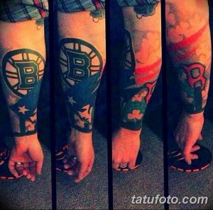 Четыре фотографии татуировки с логотипом хоккейной команды Boston Bruins на предплечье. Изображение выполнено в черно-зеленых тонах с добавлением красных акцентов.