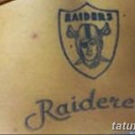 Черно-серая татуировка с логотипом команды Raiders на ключице и надписью 'Raiderette'. Подходит для фанатов американского футбола и любителей дерзких рисунков.