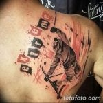 Фото тату с изображением сноубордиста, выполняющего трюк в воздухе на плече. Яркая и динамичная татуировка, символизирующая любовь к экстремальным видам спорта.