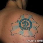 Фото татуировки на спине с изображением карты местности и символа в центре. Стильный и оригинальный дизайн.