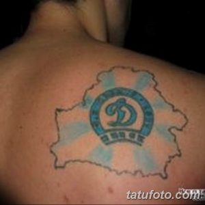 Фото татуировки на спине с изображением карты местности и символа в центре. Стильный и оригинальный дизайн.