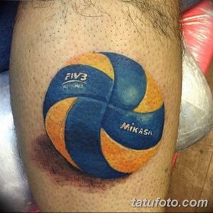 Фото тату яркого волейбольного мяча с логотипом FIVB и MIKASA на икре.