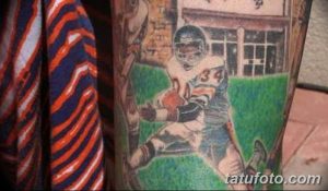 Фото тату реалистичного изображения игрока в форме Chicago Bears, бегущего с мячом на зеленом поле.