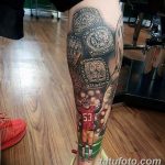 Фото тату с изображением чемпионских колец и игрока в форме команды San Francisco 49ers на ноге.