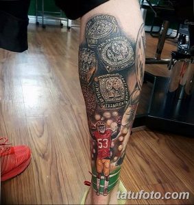 Фото тату с изображением чемпионских колец и игрока в форме команды San Francisco 49ers на ноге.