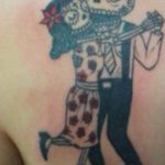 Фото тату: красочная татуировка скелета в стиле Day of the Dead с использованием ярких цветов и традиционных узоров на груди.