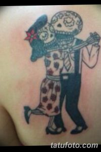 Фото тату: красочная татуировка скелета в стиле Day of the Dead с использованием ярких цветов и традиционных узоров на груди.