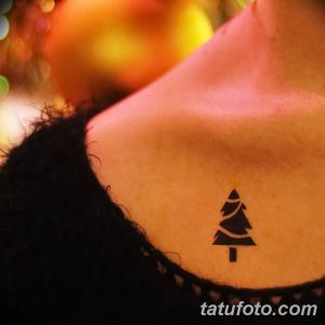 Фото минималистичной татуировки сосны на шее. Простой черный рисунок, лаконичный дизайн. Небольшая и изящная татуировка.