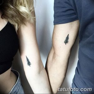 Фото парных татуировок сосен на предплечьях мужчины и женщины. Черно-белые рисунки татуировок выполнены в минималистичном стиле.