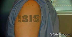 Фото тату: Простая татуировка на плече с надписью 'ISIS', выполненная черными чернилами в минималистичном стиле. Четкий, угловатый шрифт.