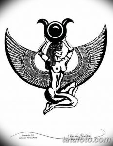 Фото тату Исиды в стиле Blackwork. Черно-белый рисунок с изображением богини с распростертыми крыльями и символом Уаджет. Геометрический стиль, четкие линии.