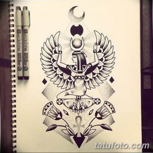 Черно-белый эскиз татуировки Исиды с распростертыми крыльями, выполненный в технике дотворк. Детализированный рисунок для вдохновения.