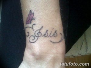 Фото татуировки на запястье с надписью "Jesús" и изображением небольшой фиолетовой бабочки. Изображение выполнено в минималистичном стиле.