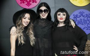 Фотография Kat Von D с двумя другими девушками, демонстрирующая их стильный образ и увлеченность татуировками.