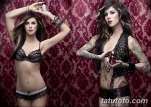 Фотография двух девушек с татуировками на теле, демонстрирующая разные стили и подходы к татуировкам.