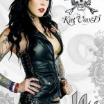 Фотография Kat Von D с множеством татуировок на руках и плечах, демонстрирующая ее уникальный стиль и мастерство тату.