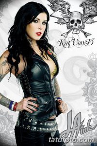 Фотография Kat Von D с множеством татуировок на руках и плечах, демонстрирующая ее уникальный стиль и мастерство тату.
