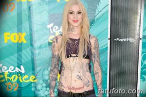 Фотография Кат Вон Ди на Teen Choice Awards, демонстрирующая татуировки на руках, плечах и груди.