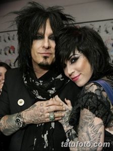 Фотография Кат Вон Ди с вокалистом Mötley Crüe Винни Джонсом, демонстрирующая татуировки на руках обоих. Они обнимаются и улыбаются.