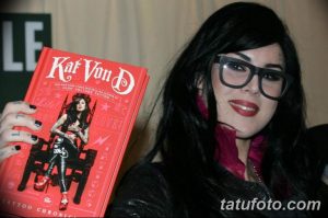 Фотография Кат Вон Ди, известного мастера тату, держащей свою книгу о татуировках. На обложке изображена сама Кат Вон Ди в стиле тату.