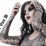 Фото тату на руке: яркий рукав с изображениями роз, портретов и узоров. Детализированный рисунок в стиле реализм.