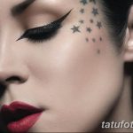 Фотография девушки с татуировкой из маленьких звездочек, расположенных вдоль скулы и виска.