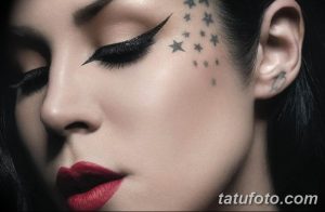 Фотография девушки с татуировкой из маленьких звездочек, расположенных вдоль скулы и виска.