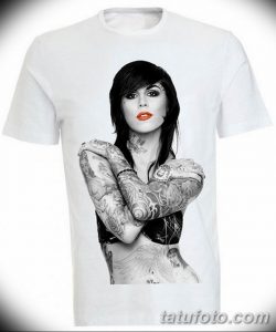 Фотография Kat Von D, изображенной на белой футболке, с татуировками на руках и шее.