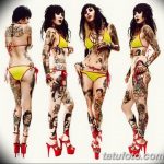 Фотография Kat Von D в желтом купальнике, демонстрирующая татуировки на всем теле, в разных позах.