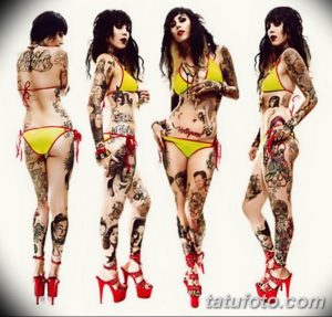 Фотография Kat Von D в желтом купальнике, демонстрирующая татуировки на всем теле, в разных позах.