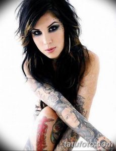 Фотография Kat Von D с татуировками на руках и шее, с ярким макияжем и темными волосами.
